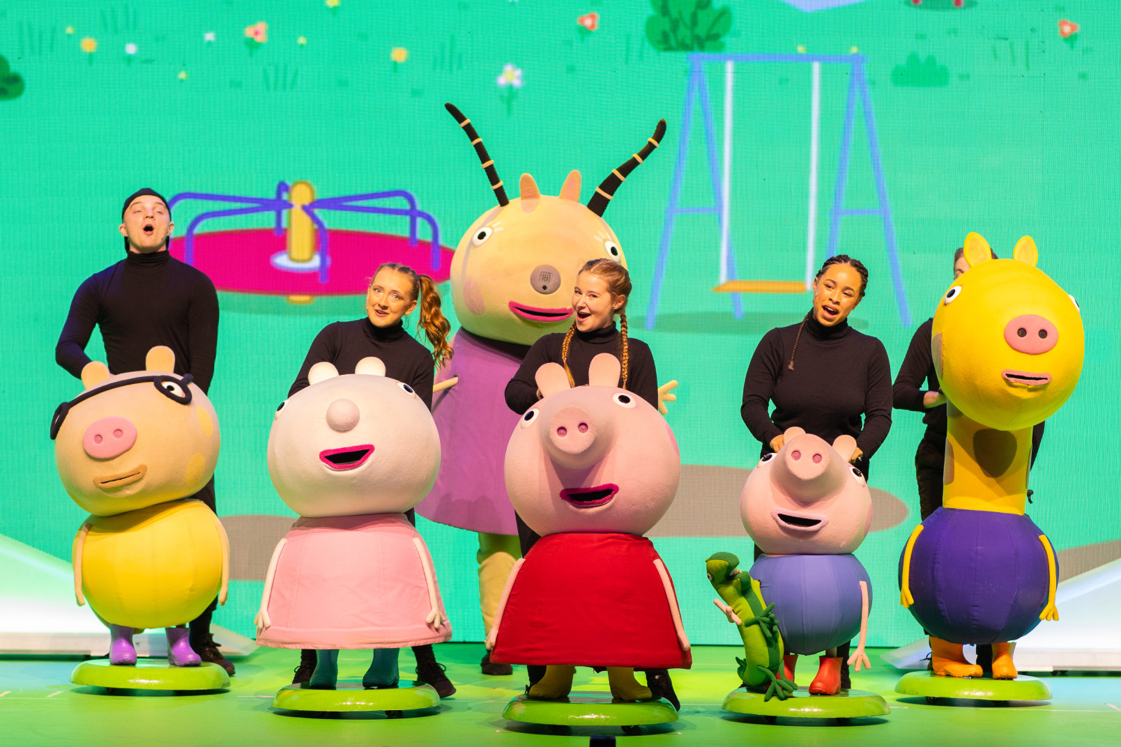 Peppa Pig and Kids On Stage with Cast