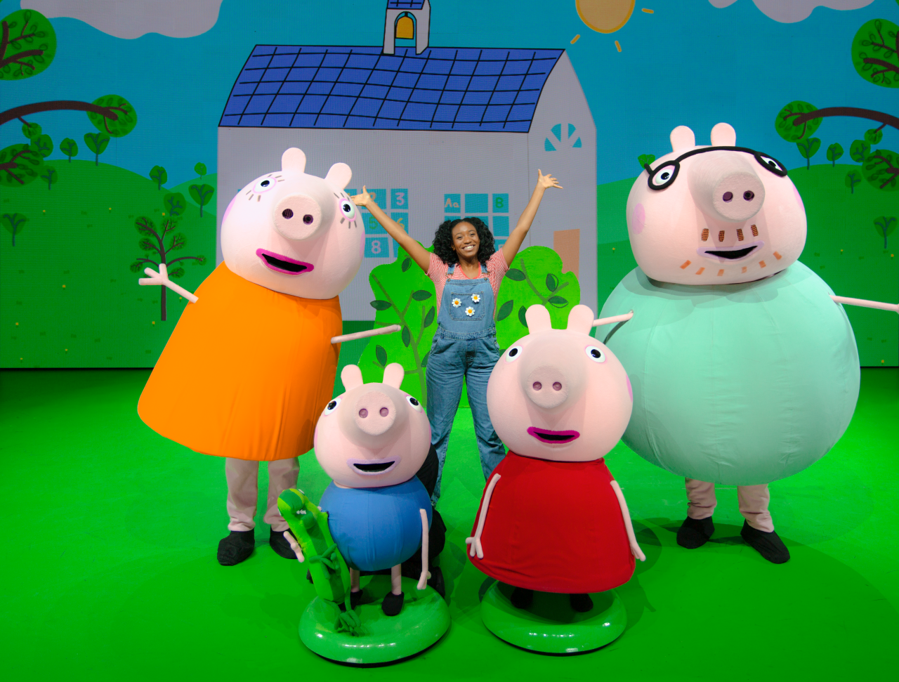 Peppa Pig On Stage with Cast